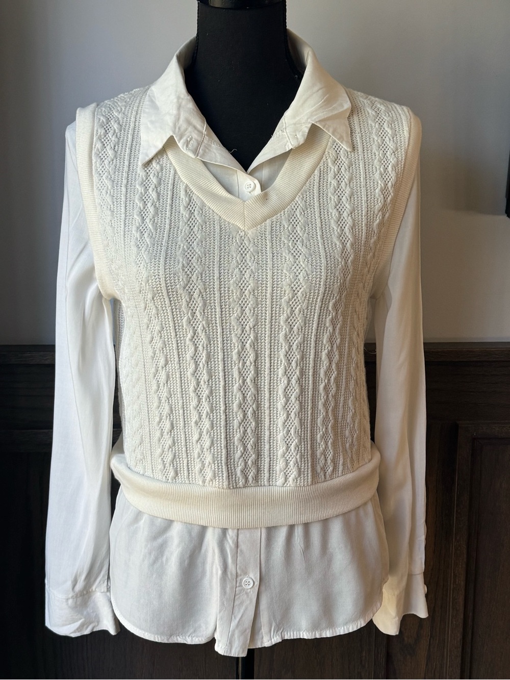 Women's Cream Cable Knit V-Neck Sweater Vest top medium